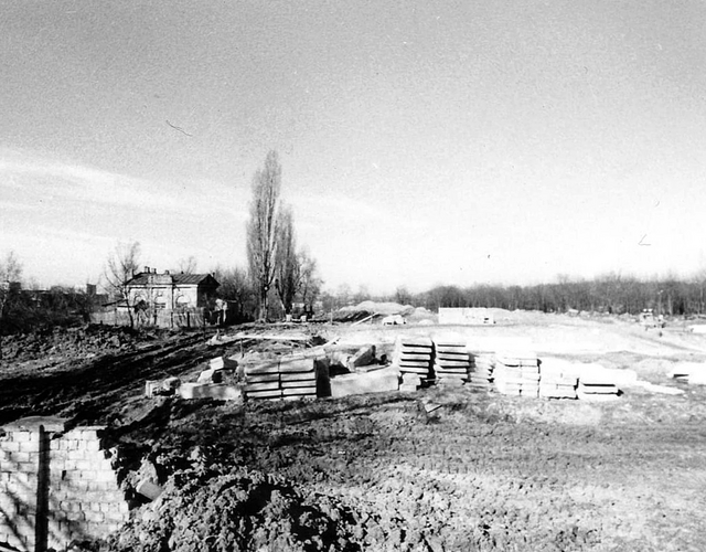 Vyklízení území židovského hřbitova v Lukjanivsku. Kyjev, polovina 60. let 20. století. Zdroj: Історія Лук'янівського єврейського кладовища 